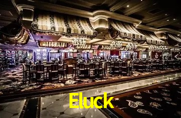 Una escena digital vívida inspirada en casino con Eluck mostrado prominentemente, luces brillantes, fichas, cartas y acentos dorados.